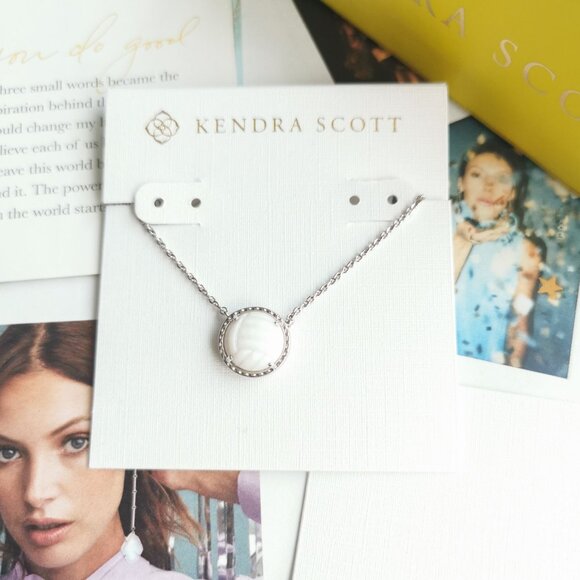 New Kendra Scott Volleyball White Mother-of-Pearl Necklace Silver - Picture 1 of 4